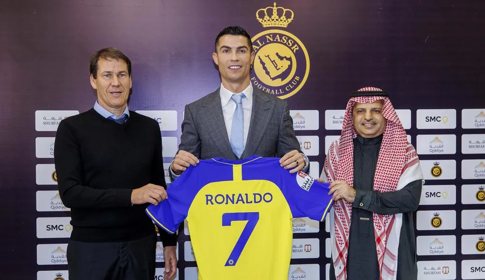 Về Al Nassr Ronaldo được ông thầy Pháp Rudi Garcia chào đón. Ảnh: Al Nassr Nhưng rồi vừa qua Al Nassr hòa đội yếu Al Feiha, khiến Rudi Garcia mắng học trò tới tấp, trong đó có Ronaldo. Kết cục đắng cho HLV người Pháp là lãnh đạo Al Nassr chia tay ông. Ảnh: Al Nassr