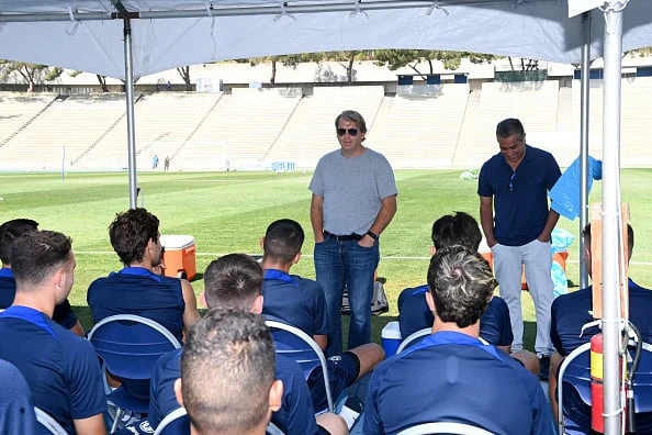 Tỉ phú Todd Boehly nói chuyện với toàn đội Chelsea. Ảnh: Getty