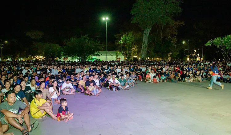 Ở các địa phương lân cận cũng tổ chức trực tiếp qua truyền hình cho người dân xem. Ảnh: CTP Những trận tới, Campuchia tiếp tục phát vé miễn phí cho du khách nước ngoài. Ảnh: CTP