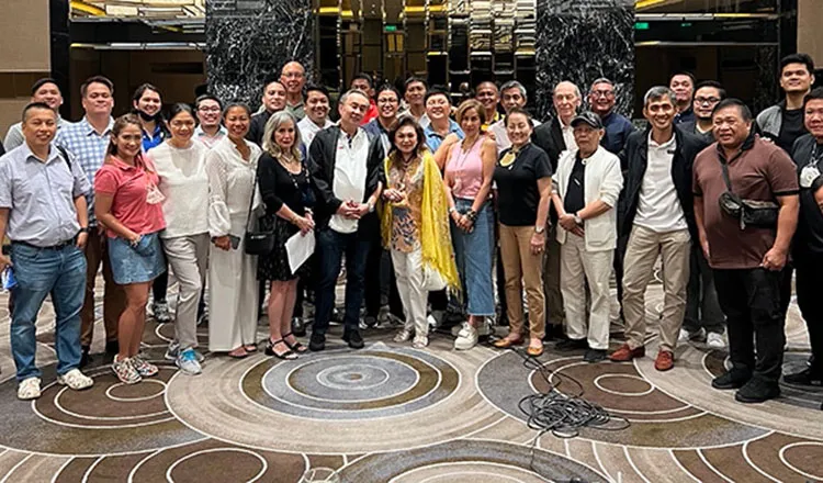 Các phụ huynh dẫn con em về Campuchia khoác áo tuyển thi đấu, họ rất tự hào về điều này. Ảnh: K.T Các phụ huynh dẫn con em về Campuchia khoác áo tuyển thi đấu, họ rất tự hào về điều này. Ảnh: K.T