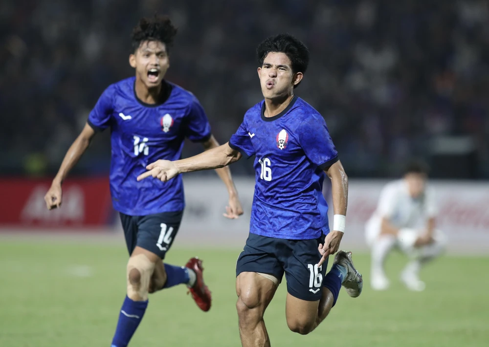 Rina (16) ghi bàn cho Campuchia phút 26 làm khán đài sân Olympic như vỡ tung. Ảnh: ANH PHƯƠNG