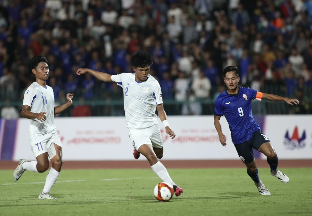 Philippines (áo trắng) thua một trận hòa một trận vẫn chưa bị loại. Ảnh: ANH PHƯƠNG