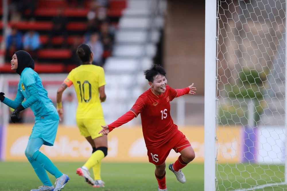 Bích Thùy ăn mừng bàn thắng vào lưới thủ môn Razal. Ảnh: ANH PHƯƠNG