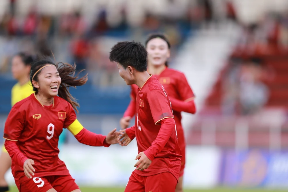 Đội trưởng Huỳnh Như có pha rót bóng xoáy chết người khiến hậu vệ đối phương phải đốt đền. Ảnh: ANH PHƯƠNG