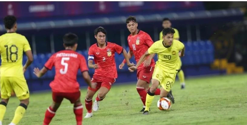 U-22 Lào chỉ gây khó được VN và chống cự quyết liệt với Malaysia ở hiệp 1 mà thôi. Ảnh: CTP