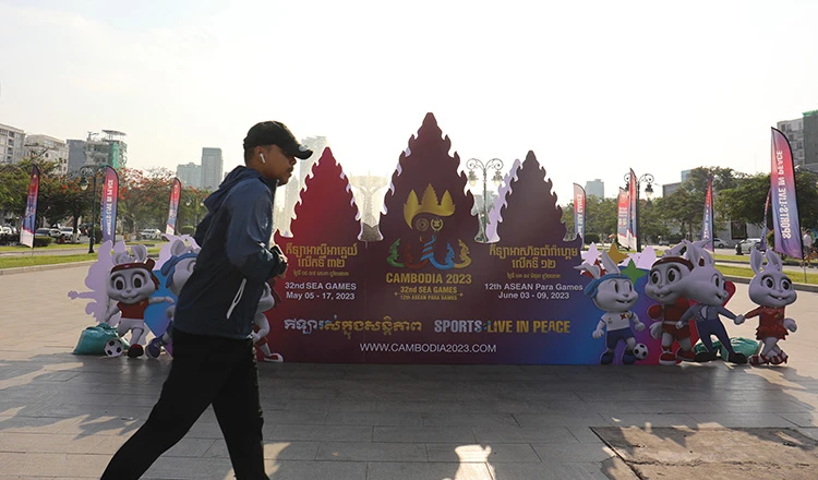 Một nhân viên đã hoàn tất những công việc cuối cùng của việc trang trí cho SEA Games 32 gần tượng đài Độc Lập. Ảnh: CTP Một nhóm lực lượng thuộc quân đội đi kiểm tra tổ hợp thể thao Morodok trước ngày khai mạc. Ảnh: CTP