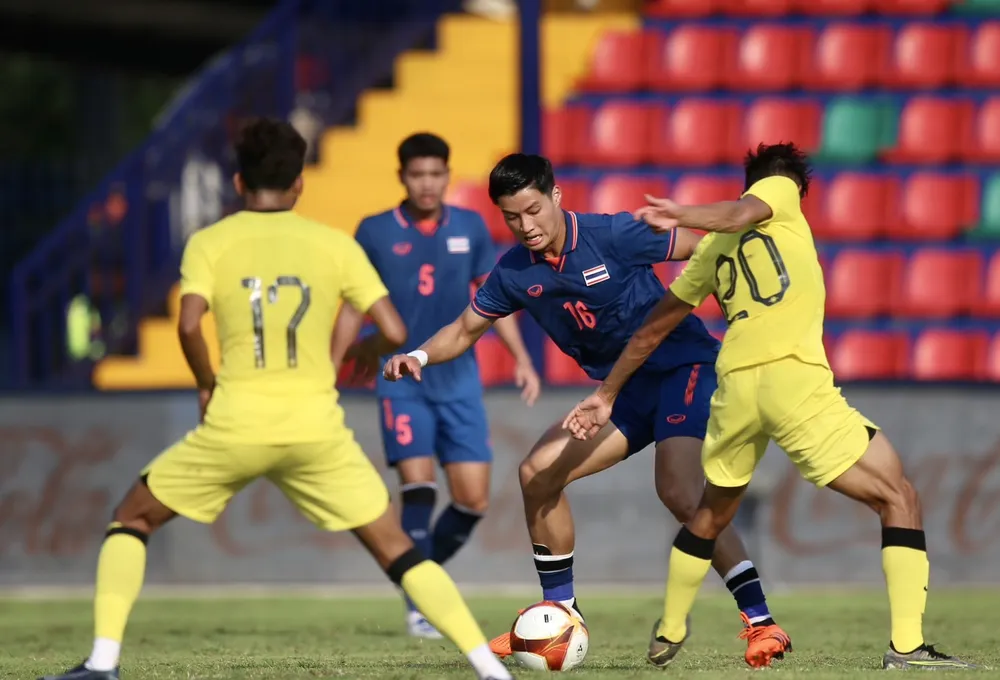 Cuộc chạm trán Thái Lan - Malaysia trên sân Prince là một trận đấu chất lượng. Ảnh: CTP Cuộc chạm trán Thái Lan - Malaysia trên sân Prince là một trận đấu chất lượng. Ảnh: CTP