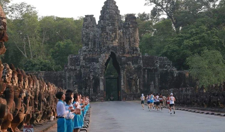 Các VĐV Marathon nam đang chạy qua khu di tích Angkor Wat. Ảnh: CTP