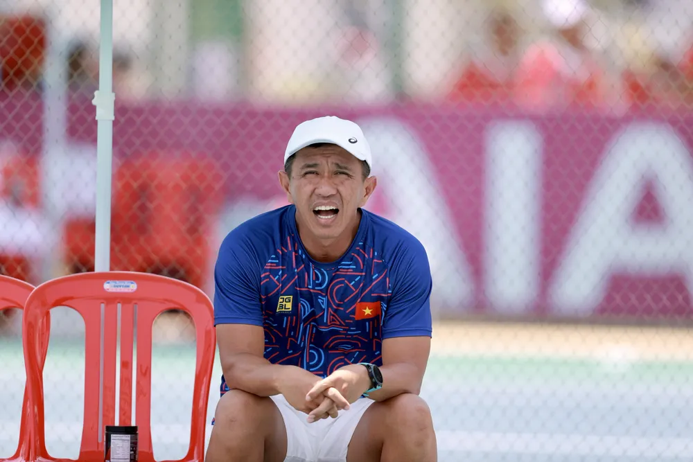 HLV quần vợt của VN &quot;ná thở&quot; khi chỉ đạo VĐV tập luyện. Ảnh: ANH PHƯƠNG