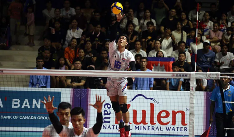 Bóng chuyền nam Campuchia đánh bại Thái Lan ở bán kết để vào tranh HCV với Indonesia. Ảnh: CTP