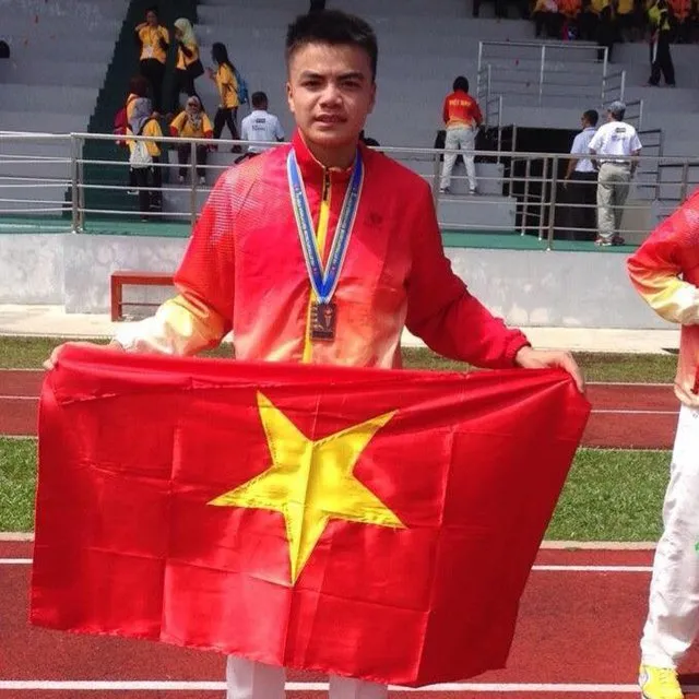 Ngọc Nghĩa vừa mang về tấm HCB nội dung 200m nam. Ảnh: CTP