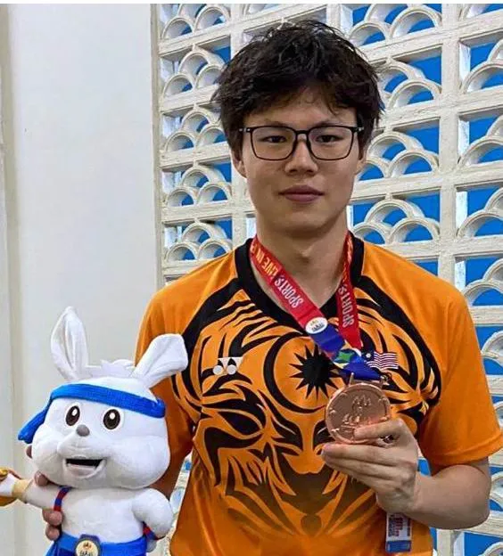 Về nước Tan Khai Xin được nhận thưởng hai hạng mục là tấm HCĐ SEA Games 32 và phá kỷ lục quốc gia. Ảnh: CTP
