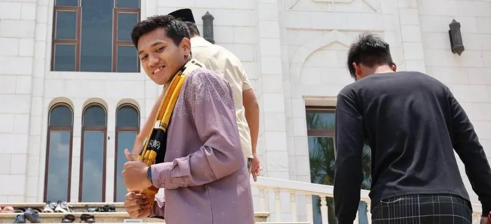 Titan Agung (quàng khăn vàng) bước vào thánh đường Hồi giáo Masjid Al Serkal. Ảnh: CTP U-22 Indonesia nêu mục tiêu lên ngôi vô địch SEA Games 32. Sau ba trận bảng A, họ thắng Philippines 3-0, thắng Myanmar 5-0 và Đông Timor 3-0, chưa để thủng lưới bàn nào. Ảnh: CTP