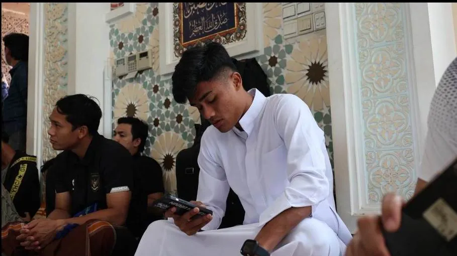 Nghi lễ đang thực hiện, cầu thủ Ramadhan Satana vẫn tranh thủ lướt điện thoại. ảnh: CTP Các cầu thủ U-22 Indonesia trang phục theo đạo đến nhà thờ Masjid Al Serkal. Ảnh: CTP Muhammad Adisatryo của U-22 Indonesia ăn mặc theo nghi thức Hồi giáo. Ảnh: CTP Titan Agung (quàng khăn vàng) bước vào thánh đường Hồi giáo Masjid Al Serkal. Ảnh: CTP U-22 Indonesia nêu mục tiêu lên ngôi vô địch SEA Games 32. Sau ba trận bảng A, họ thắng Philippines 3-0, thắng Myanmar 5-0 và Đông Timor 3-0, chưa để thủng lưới bàn nào. Ảnh: CTP