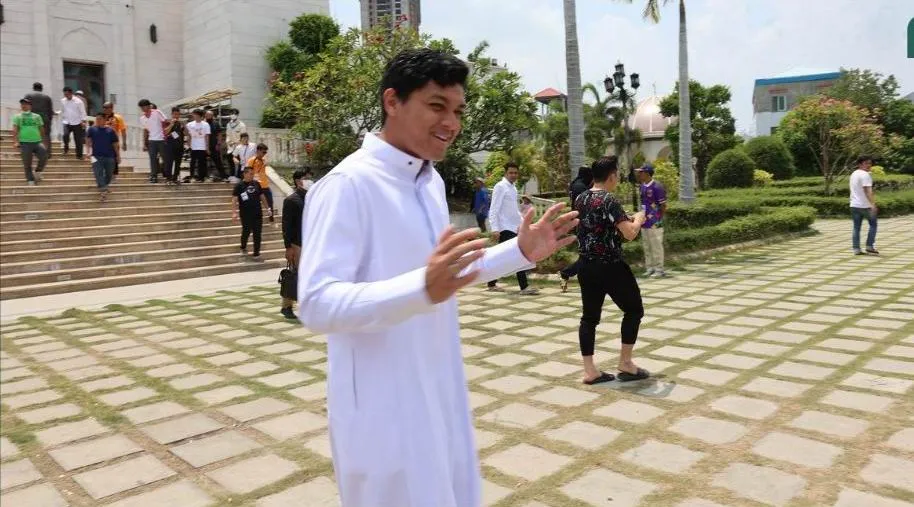 Muhammad Adisatryo của U-22 Indonesia ăn mặc theo nghi thức Hồi giáo. Ảnh: CTP Titan Agung (quàng khăn vàng) bước vào thánh đường Hồi giáo Masjid Al Serkal. Ảnh: CTP U-22 Indonesia nêu mục tiêu lên ngôi vô địch SEA Games 32. Sau ba trận bảng A, họ thắng Philippines 3-0, thắng Myanmar 5-0 và Đông Timor 3-0, chưa để thủng lưới bàn nào. Ảnh: CTP