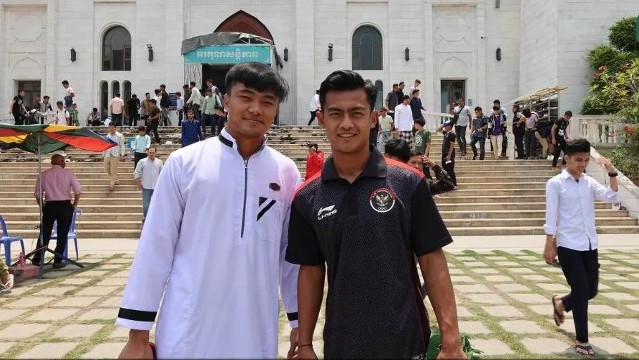 Ở Phnom Penh có thánh đường Hồi giáo cực đẹp và trầm buồn vào lúc mặt trời lặn, tiếng kinh Qur&apos;an vang rền. Hai cầu thủ U-22 Indonesia đến nhà thờ Masjid Al Serkal. Ảnh: CTP Nghi lễ đang thực hiện, cầu thủ Ramadhan Satana vẫn tranh thủ lướt điện thoại. ảnh: CTP Các cầu thủ U-22 Indonesia trang phục theo đạo đến nhà thờ Masjid Al Serkal. Ảnh: CTP Muhammad Adisatryo của U-22 Indonesia ăn mặc theo nghi thức Hồi giáo. Ảnh: CTP Titan Agung (quàng khăn vàng) bước vào thánh đường Hồi giáo Masjid Al Serkal. Ảnh: CTP U-22 Indonesia nêu mục tiêu lên ngôi vô địch SEA Games 32. Sau ba trận bảng A, họ thắng Philippines 3-0, thắng Myanmar 5-0 và Đông Timor 3-0, chưa để thủng lưới bàn nào. Ảnh: CTP