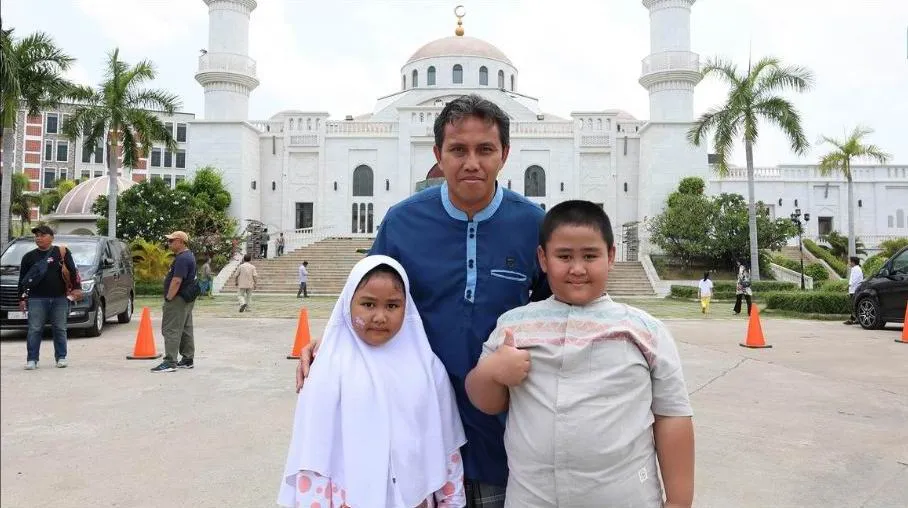 Phó tướng cho HLV Indra Sjafri là cựu nhạc trưởng tài hoa tuyển Indonesia, Bima Sakti, anh là thế hệ cùng với Huỳnh Đức, Hồng Sơn, Kiatisak. Bima Sakti đang đứng trước đền thờ Hồi giáo Masjit Al Serkal ở Phnom Penh. Ảnh: CTP ...Ngoài phó tướng Bima Sakti, còn có cựu danh thủ Kurniawan Yulianto (thứ hai từ phải qua) là một &quot;tiền đạo sát thủ&quot; của bóng đá cùng thời với Huỳnh Đức, Kiatisak... Ảnh: CTP Ở Phnom Penh có thánh đường Hồi giáo cực đẹp và trầm buồn vào lúc mặt trời lặn, tiếng kinh Qur&apos;an vang rền. Hai cầu thủ U-22 Indonesia đến nhà thờ Masjid Al Serkal. Ảnh: CTP Nghi lễ đang thực hiện, cầu thủ Ramadhan Satana vẫn tranh thủ lướt điện thoại. ảnh: CTP Các cầu thủ U-22 Indonesia trang phục theo đạo đến nhà thờ Masjid Al Serkal. Ảnh: CTP Muhammad Adisatryo của U-22 Indonesia ăn mặc theo nghi thức Hồi giáo. Ảnh: CTP Titan Agung (quàng khăn vàng) bước vào thánh đường Hồi giáo Masjid Al Serkal. Ảnh: CTP U-22 Indonesia nêu mục tiêu lên ngôi vô địch SEA Games 32. Sau ba trận bảng A, họ thắng Philippines 3-0, thắng Myanmar 5-0 và Đông Timor 3-0, chưa để thủng lưới bàn nào. Ảnh: CTP