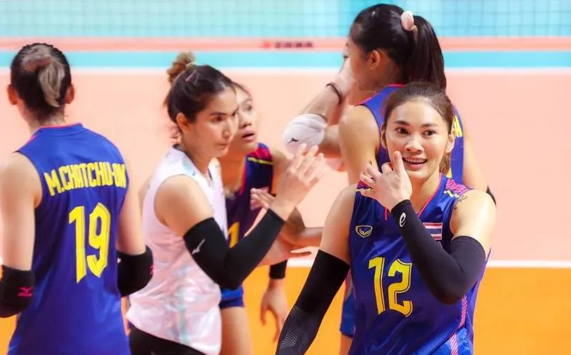 Tuyển bóng chuyền nữ Thái Lan vượt đẳng cấp Đông Nam Á và họ nằm ở đẳng cấp thế giới. Hattaya Bamrungsuk từng tham dự SEA Games 2015, 2017, 2019. Hattaya Bamrungsuk như hoa khôi Nguyễn Thị Kim Huệ của bóng chuyền Việt Nam trước đây. Hattaya Bamrungsuk thuộc &quot;thành phần&quot; cao nhất đội. Ở sân chơi SEA Games, bóng chuyền nữ Thái Lan không có đối thủ. Trên vai trái của Hattaya Bamrungsuk, cô xăm hình bản đồ Thái Lan.