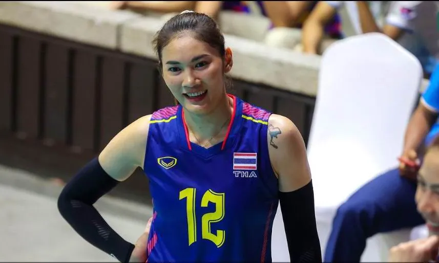 Hattaya Bamrungsuk như hoa khôi Nguyễn Thị Kim Huệ của bóng chuyền Việt Nam trước đây. Hattaya Bamrungsuk thuộc &quot;thành phần&quot; cao nhất đội. Ở sân chơi SEA Games, bóng chuyền nữ Thái Lan không có đối thủ. Trên vai trái của Hattaya Bamrungsuk, cô xăm hình bản đồ Thái Lan.