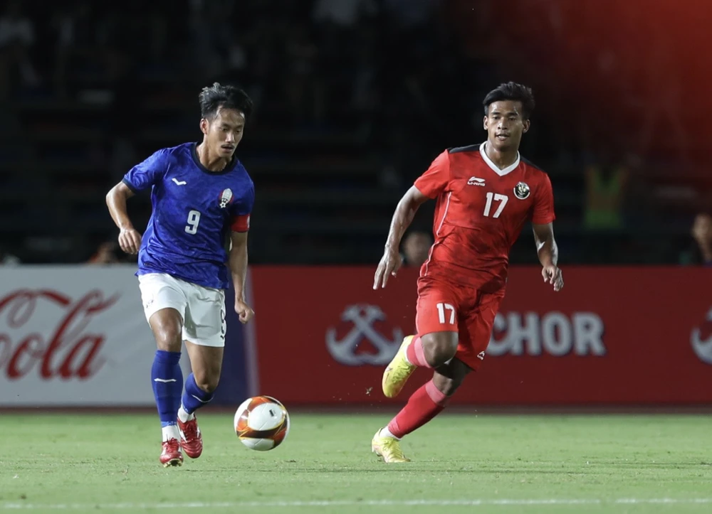 Indonesia (đỏ) có 4 trận toàn thắng nhưng đã để thủng lưới bàn đầu tiên tại SEA Games 32. Ảnh: ANH PHƯƠNG