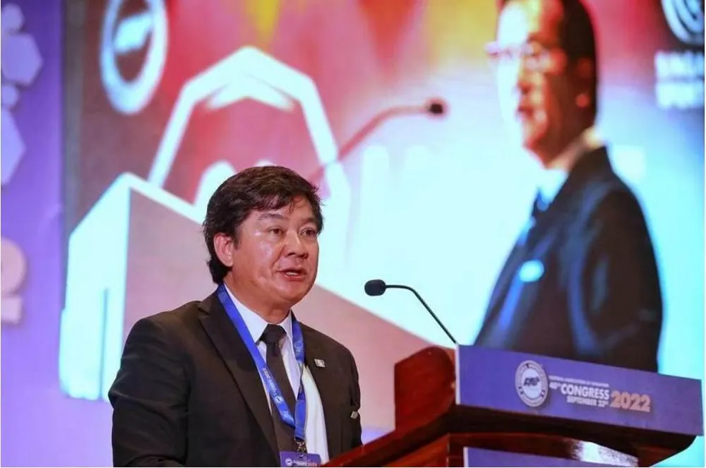 Chủ tịch tạm quyền FAS Bernard Tan không giữ được bình tĩnh và ăn thua đủ với cư dân mạng. Ảnh: ST Chủ tịch tạm quyền FAS Bernard Tan không giữ được bình tĩnh và ăn thua đủ với cư dân mạng. Ảnh: ST