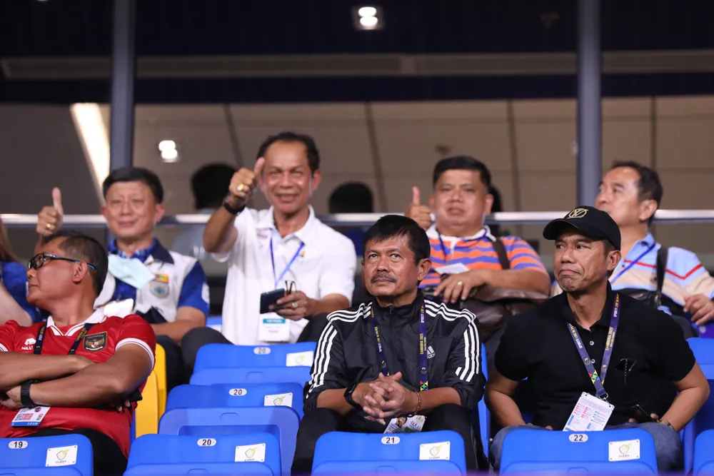 HLV Sjafri dự khán trận Việt Nam- Thái Lan tối 11-5 tại sân Prince. Ảnh: ANH PHƯƠNG