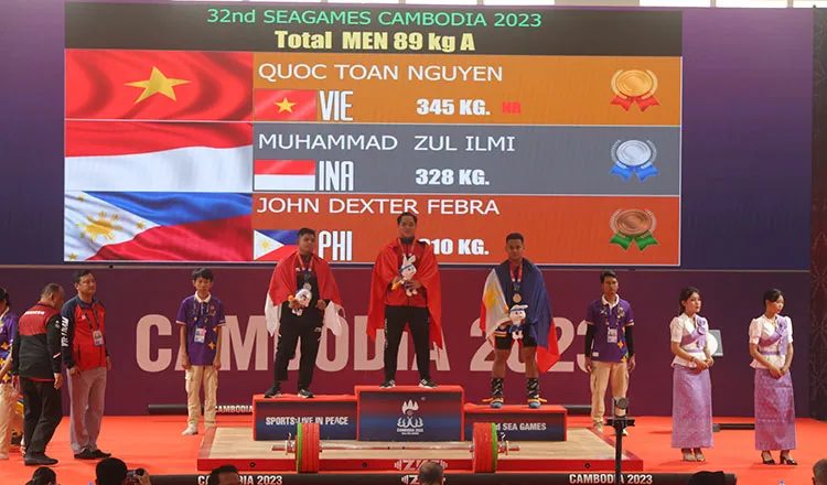 Ba ngôi vị trí huy chương và tổng thành tích hạng 89kg. Ảnh: CTP Zul Ilmi của Indonesia nỗ lực. Ảnh: CTP Nguyễn Quốc Toàn nỗ lực ở cử đẩy. Ảnh: CTP John Dexter Febra của Philippines. Ảnh: CTP