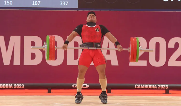 Truyền thống Indonesia rất mạnh môn cử tạ ở các hạng cân lớn... Ảnh: CTP ...Nhưng lần này, Quốc Toàn đã đánh bại đối thủ tranh chấp từ Indonesia. Ảnh: CTP Nguyễn Quốc Toàn có cú hat trick kỷ lục SEA Games ở cử giật, cử đẩy và tổng cử, giành HCV. Ảnh: CTP