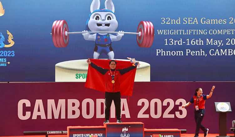 Nguyễn Quốc Toàn có cú hat trick kỷ lục SEA Games ở cử giật, cử đẩy và tổng cử, giành HCV. Ảnh: CTP