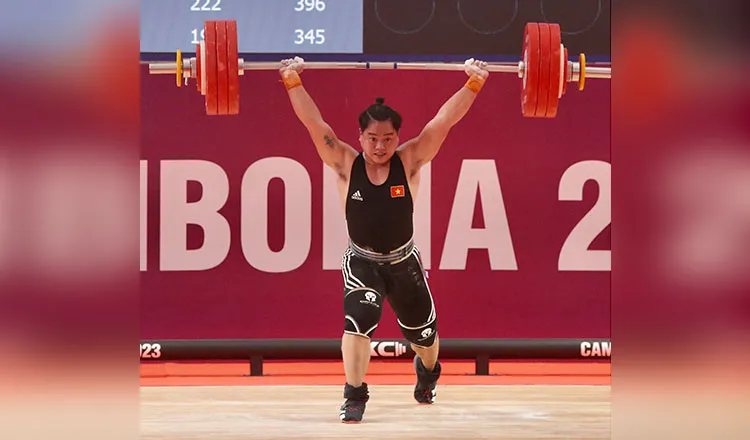 Nguyễn Quốc Toàn có tổng thành tích đẩy và giật 345kg. Ảnh: CTP Truyền thống Indonesia rất mạnh môn cử tạ ở các hạng cân lớn... Ảnh: CTP ...Nhưng lần này, Quốc Toàn đã đánh bại đối thủ tranh chấp từ Indonesia. Ảnh: CTP Nguyễn Quốc Toàn có cú hat trick kỷ lục SEA Games ở cử giật, cử đẩy và tổng cử, giành HCV. Ảnh: CTP