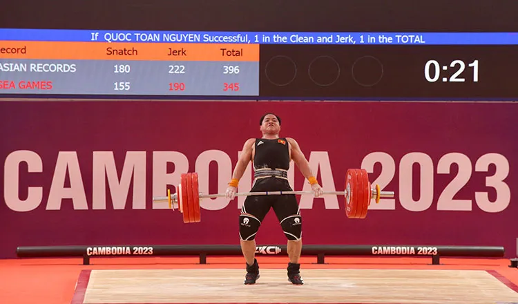 Nguyễn Quốc Toàn nỗ lực ở cử đẩy. Ảnh: CTP John Dexter Febra của Philippines. Ảnh: CTP