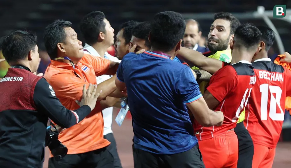 Sự cố đánh lộn ở chung kết bóng đá nam SEA Games 32. Ảnh: Bola