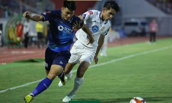 Hồng Duy (trắng, TX. Nam Định) trong một nỗ lực đi bóng. Ảnh: VPF