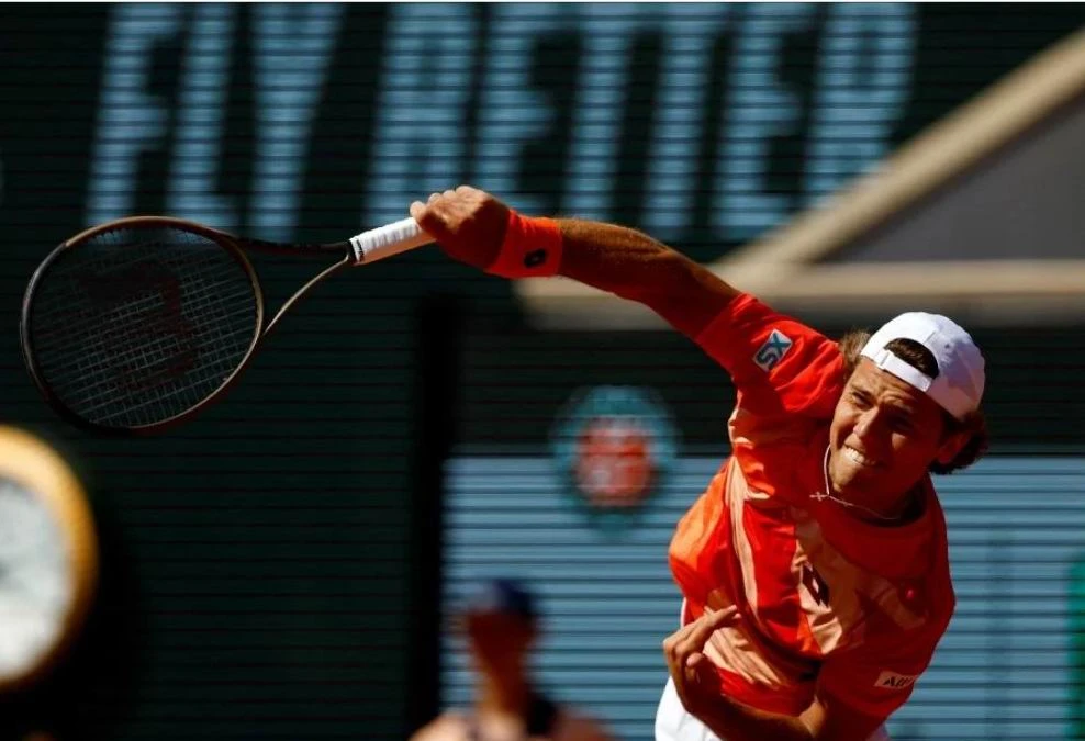 Kovacevic còn quá non kinh nghiệm cho với đàn anh Djokovic. Ảnh: Reuters.