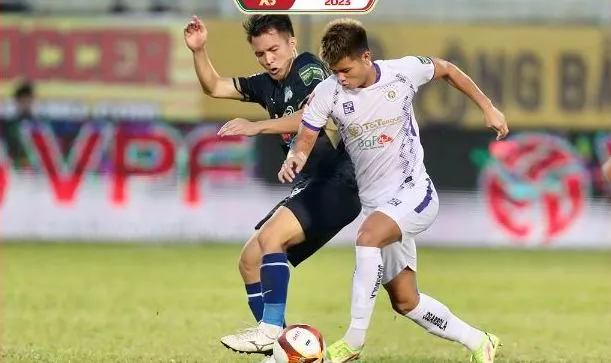 Hà Nội (trắng) thua trận và quá vất vả khi thiếu nhiều trụ cột. Ảnh: VPF Hà Nội (trắng) thua trận và quá vất vả khi thiếu nhiều trụ cột. Ảnh: VPF