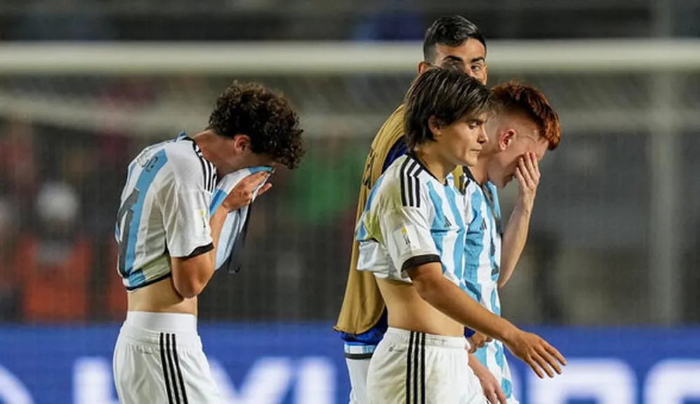 Chủ nhà không ghi được bàn thắng, Nigeria đã làm thay với hai lần chọc thủng lưới Argentina. Gặp &quot;cạ cứng&quot; Nigeria là Argentina bật bãi, nó giải thích tại sao họ không thể vượt qua vòng loại cho đến khi Indonesia bị FIFA tước quyền chủ nhà World Cup U-20 và Argentina được thay thế đăng cai. Hai bàn thắng của Rinwanu và Ibrahim đã làm cho Argentina rời cuộc chơi quá sớm. Hình ảnh một số 10 của U-20 Argentina bật khóc vì đau khổ. ...Ngồi khó chưa đủ giải tỏa, Valentin Carboni...ngã ra khóc tức tưởi. ...Khác xa số 10 của Argentina vào cái đêm 20-12-2022 tại Qatar.