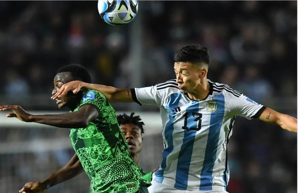 Được cổ động viên nhà ủng hộ, U-20 Argentina lại...run lẩy bẩy vì áp lực trước Nigeria ở trận đấu vòng 1-8 World Cup U-20. Vài lần sút cầu môn nhưng đàn em Messi chẳng phải như Messi. Chủ nhà không ghi được bàn thắng, Nigeria đã làm thay với hai lần chọc thủng lưới Argentina. Gặp &quot;cạ cứng&quot; Nigeria là Argentina bật bãi, nó giải thích tại sao họ không thể vượt qua vòng loại cho đến khi Indonesia bị FIFA tước quyền chủ nhà World Cup U-20 và Argentina được thay thế đăng cai. Hai bàn thắng của Rinwanu và Ibrahim đã làm cho Argentina rời cuộc chơi quá sớm. Hình ảnh một số 10 của U-20 Argentina bật khóc vì đau khổ. ...Ngồi khó chưa đủ giải tỏa, Valentin Carboni...ngã ra khóc tức tưởi. ...Khác xa số 10 của Argentina vào cái đêm 20-12-2022 tại Qatar.