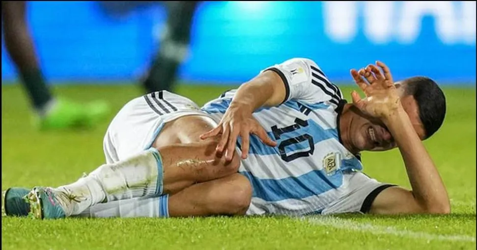 ...Ngồi khó chưa đủ giải tỏa, Valentin Carboni...ngã ra khóc tức tưởi. ...Khác xa số 10 của Argentina vào cái đêm 20-12-2022 tại Qatar.