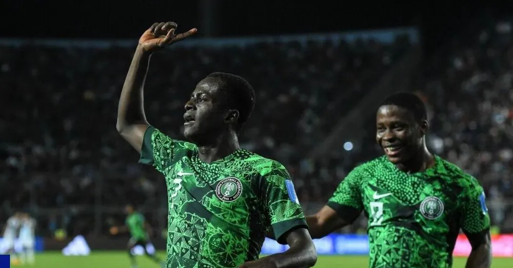 Hai bàn thắng của Rinwanu và Ibrahim đã làm cho Argentina rời cuộc chơi quá sớm. Hình ảnh một số 10 của U-20 Argentina bật khóc vì đau khổ. ...Ngồi khó chưa đủ giải tỏa, Valentin Carboni...ngã ra khóc tức tưởi. ...Khác xa số 10 của Argentina vào cái đêm 20-12-2022 tại Qatar.