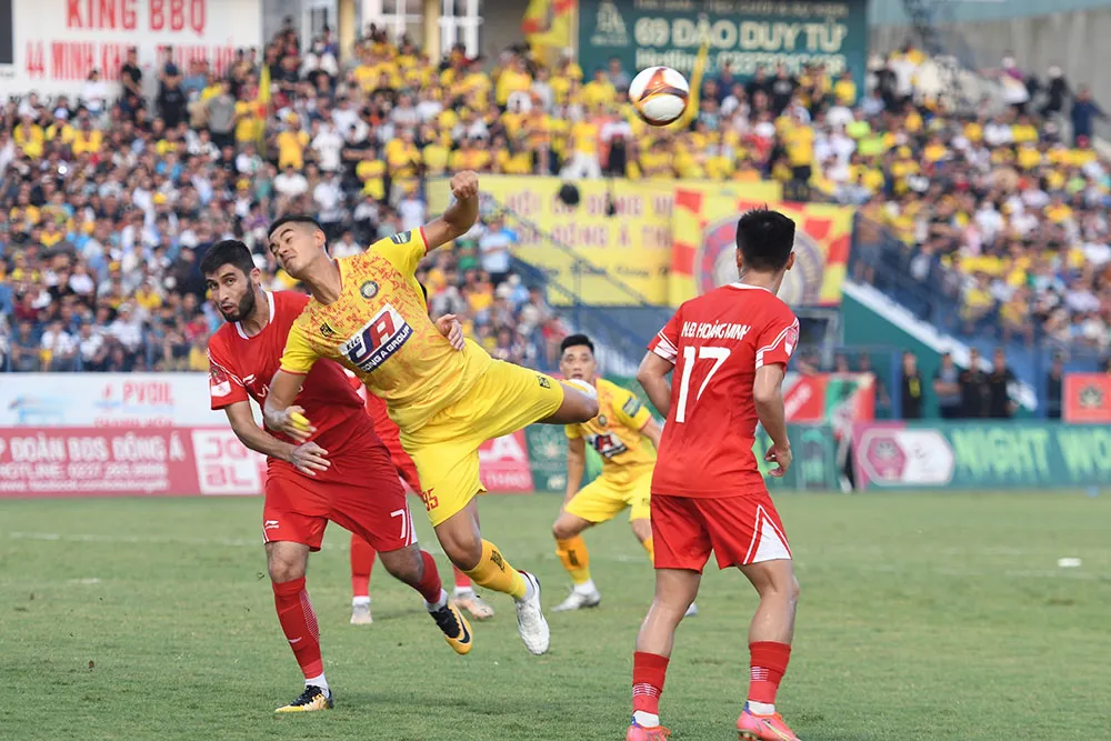 Thanh Hóa tiếp tục niềm kiêu hãnh và liên tục chiến thắng. Tuy nhiên ở vòng 11, Công An Hà Nội không phải như Viettel, đến Thanh Hóa thầy trò HLV Fabio Da Silva đánh bại chủ nhà đến 4-1. Công An Hà Nội lên vị trí thứ nhì, Thanh Hóa vẫn duy trì ngôi đầu. Công An Hà Nội chỉ thua Thanh Hóa 1 điểm (21 so với 22). Ảnh: VPF HLV Lê Huỳnh Đức dẫn quân B. Bình Dương đến &quot;chốn cũ&quot; sân Hòa Xuân chia điểm với SHB Đà Nẵng và lại có trận 1-1 thứ tư khi Lê Huỳnh Đức dẫn dắt đội bóng Đất Thủ. Ảnh: VPF