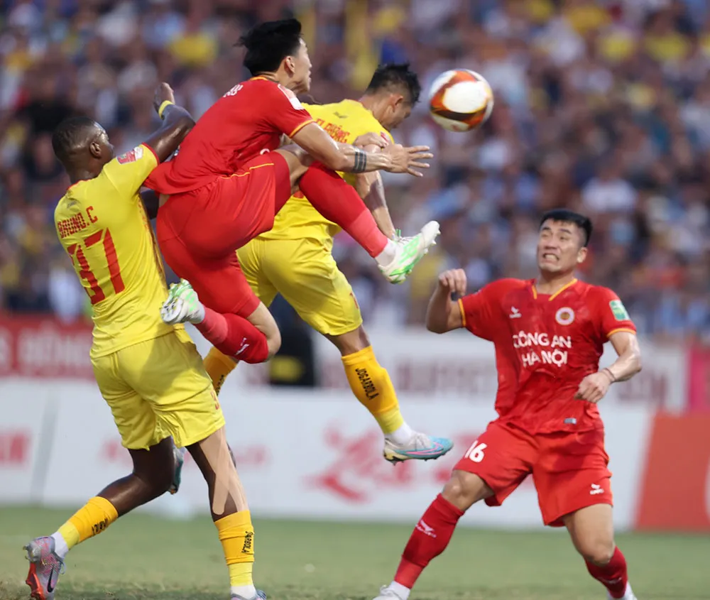 Sau trận thua đầu trên sân nhà trước CA Hà Nội, ĐA. Thanh Hóa tuột dài... Ảnh: VPF Sau trận thua đầu trên sân nhà trước CA Hà Nội, ĐA. Thanh Hóa tuột dài... Ảnh: VPF