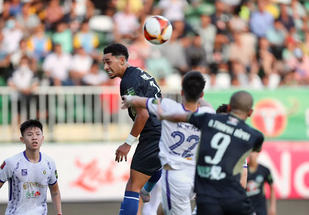 HLV Kiatisak có dấu hiệu giúp HA Gia Lai lấy lại cân bằng sau khi cuối mùa giải trước hàng loạt trụ cột ra đi. Bây giờ nhà cầm quân Thái Lan xây dựng hỏa lực bằng hai ngoại binh. Ảnh: VPF Khoảng nghỉ hơn nửa tháng là thời gian quý báu để HLV Phạm Minh Đức xốc lại tinh thần học trò SHB Đà Nẵng rồi bước vào vòng 12 thực hiện công việc...thoát hiểm khi đang ở đáy bảng. Ảnh: VPF CLB TP.HCM (xanh) vừa thua SL Nghệ An 1-2 trên sân Vinh và đứng vị trí áp chót trên bảng xếp hạng V-League sau 11 vòng đấu. Ảnh: VPF Sau 11 vòng đấu, thứ tự ba đội đầu bảng như sau: 1- Thanh Hóa (22 điểm), 2- CAHN (21 điểm), 3-Hà Nội (19 điểm), 4- Hồng Lĩnh Hà Tĩnh (17 điểm), 5- Viettel (15 điểm, 6- Hải Phòng (15 điểm), 7- Bình Định (15 điểm), 8- Nam Định (15 điểm), 9- HA Gia Lai (13 điểm), 10- SL Nghệ An (12 điểm), 11- Khánh Hòa (12 điểm), 12- Bình Dương (7 điểm), 13- TP.HCM (7 điểm), 14- SHB Đà Nẵng (6 điểm). Ảnh: VPF