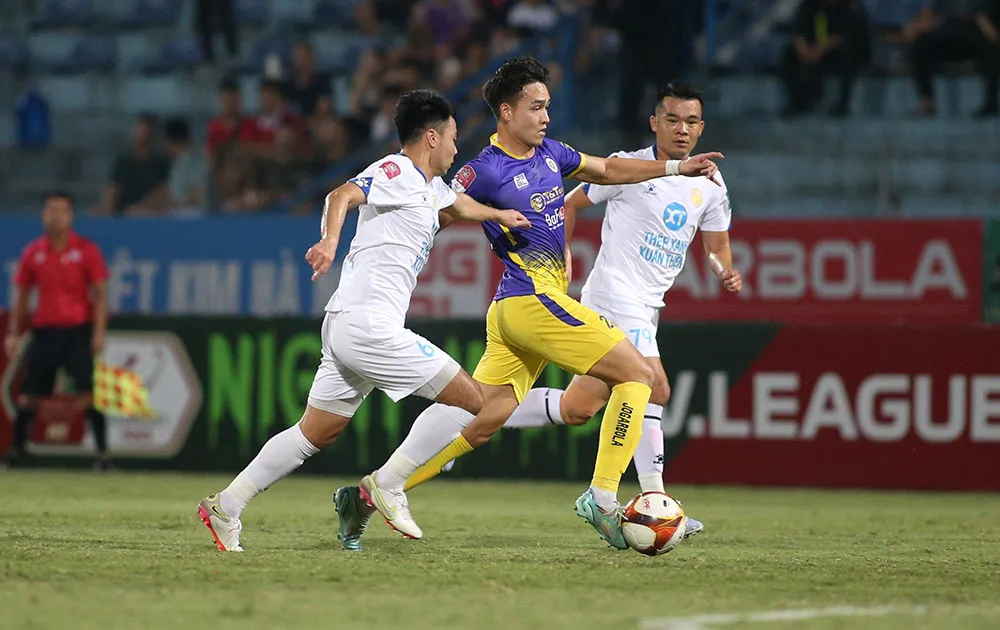 Nhà vô địch tuyệt đối Hà Nội mất lực lượng vì chấn thương và án treo giò khiến kết quả những vòng đầu kém ấn tượng và đang xếp thứ ba, thua đội đầu Thanh Hóa 3 điểm. Ảnh: VPF HLV Kiatisak có dấu hiệu giúp HA Gia Lai lấy lại cân bằng sau khi cuối mùa giải trước hàng loạt trụ cột ra đi. Bây giờ nhà cầm quân Thái Lan xây dựng hỏa lực bằng hai ngoại binh. Ảnh: VPF Khoảng nghỉ hơn nửa tháng là thời gian quý báu để HLV Phạm Minh Đức xốc lại tinh thần học trò SHB Đà Nẵng rồi bước vào vòng 12 thực hiện công việc...thoát hiểm khi đang ở đáy bảng. Ảnh: VPF CLB TP.HCM (xanh) vừa thua SL Nghệ An 1-2 trên sân Vinh và đứng vị trí áp chót trên bảng xếp hạng V-League sau 11 vòng đấu. Ảnh: VPF Sau 11 vòng đấu, thứ tự ba đội đầu bảng như sau: 1- Thanh Hóa (22 điểm), 2- CAHN (21 điểm), 3-Hà Nội (19 điểm), 4- Hồng Lĩnh Hà Tĩnh (17 điểm), 5- Viettel (15 điểm, 6- Hải Phòng (15 điểm), 7- Bình Định (15 điểm), 8- Nam Định (15 điểm), 9- HA Gia Lai (13 điểm), 10- SL Nghệ An (12 điểm), 11- Khánh Hòa (12 điểm), 12- Bình Dương (7 điểm), 13- TP.HCM (7 điểm), 14- SHB Đà Nẵng (6 điểm). Ảnh: VPF