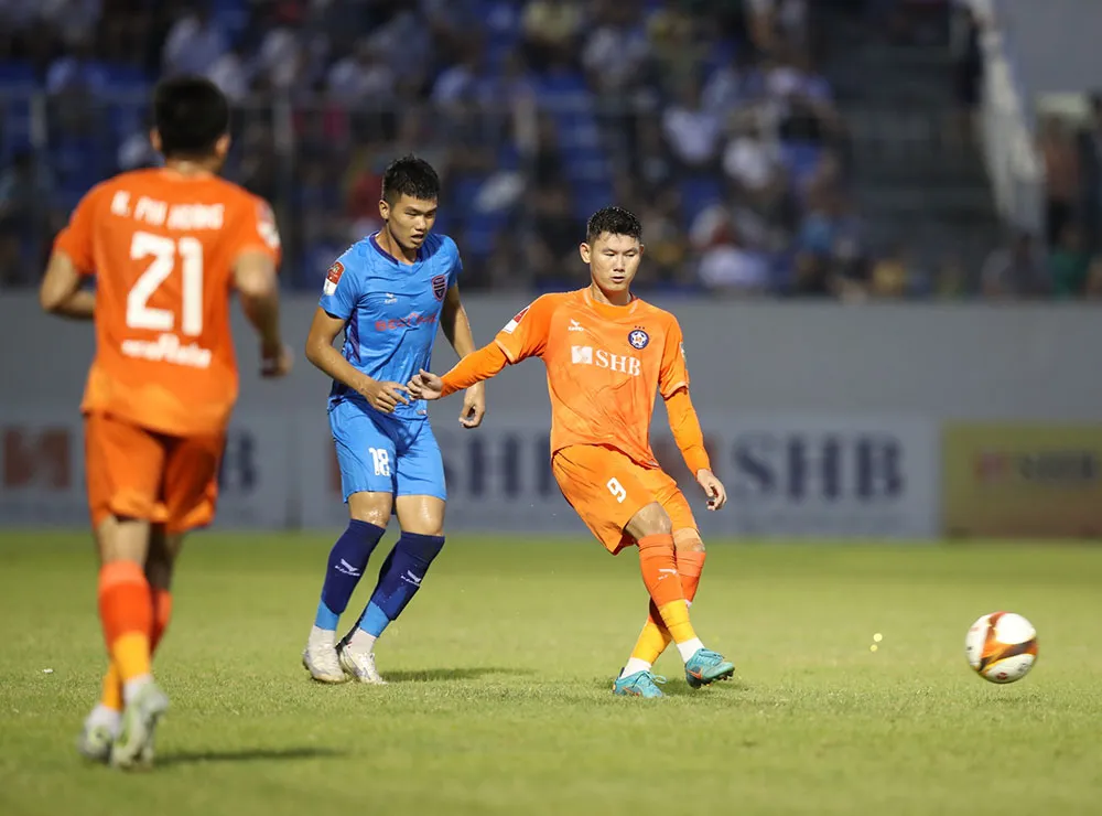 Khoảng nghỉ hơn nửa tháng là thời gian quý báu để HLV Phạm Minh Đức xốc lại tinh thần học trò SHB Đà Nẵng rồi bước vào vòng 12 thực hiện công việc...thoát hiểm khi đang ở đáy bảng. Ảnh: VPF CLB TP.HCM (xanh) vừa thua SL Nghệ An 1-2 trên sân Vinh và đứng vị trí áp chót trên bảng xếp hạng V-League sau 11 vòng đấu. Ảnh: VPF Sau 11 vòng đấu, thứ tự ba đội đầu bảng như sau: 1- Thanh Hóa (22 điểm), 2- CAHN (21 điểm), 3-Hà Nội (19 điểm), 4- Hồng Lĩnh Hà Tĩnh (17 điểm), 5- Viettel (15 điểm, 6- Hải Phòng (15 điểm), 7- Bình Định (15 điểm), 8- Nam Định (15 điểm), 9- HA Gia Lai (13 điểm), 10- SL Nghệ An (12 điểm), 11- Khánh Hòa (12 điểm), 12- Bình Dương (7 điểm), 13- TP.HCM (7 điểm), 14- SHB Đà Nẵng (6 điểm). Ảnh: VPF