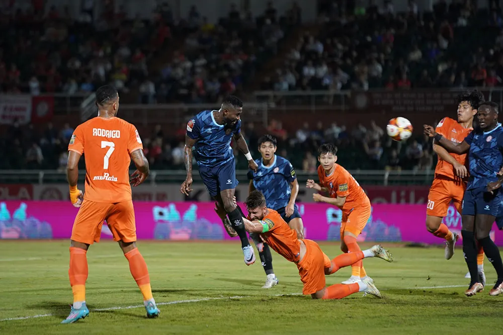 CLB TP.HCM (xanh) vừa thua SL Nghệ An 1-2 trên sân Vinh và đứng vị trí áp chót trên bảng xếp hạng V-League sau 11 vòng đấu. Ảnh: VPF Sau 11 vòng đấu, thứ tự ba đội đầu bảng như sau: 1- Thanh Hóa (22 điểm), 2- CAHN (21 điểm), 3-Hà Nội (19 điểm), 4- Hồng Lĩnh Hà Tĩnh (17 điểm), 5- Viettel (15 điểm, 6- Hải Phòng (15 điểm), 7- Bình Định (15 điểm), 8- Nam Định (15 điểm), 9- HA Gia Lai (13 điểm), 10- SL Nghệ An (12 điểm), 11- Khánh Hòa (12 điểm), 12- Bình Dương (7 điểm), 13- TP.HCM (7 điểm), 14- SHB Đà Nẵng (6 điểm). Ảnh: VPF