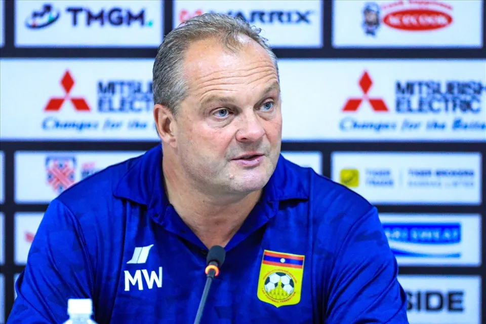 HLV Michael Weiss rời bóng đá Lào trở lại tuyển Philippines, HLV Arena Gugliermo ngồi ghế tuyển Lào và U-23. Ảnh: CTP