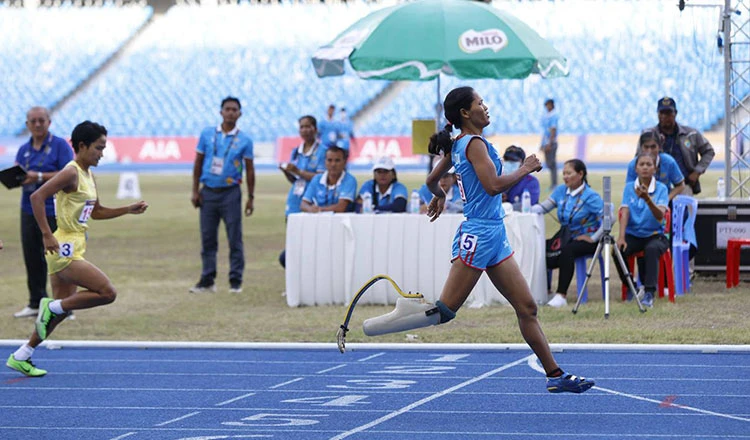 Chantha của chủ nhà Campuchia góp ba tấm HCV ở các nội dung chạy. Chị là một nông dân hàng ngày cuốc cày nuôi sống gia đình. Không may ra đồng bị bom mìn thời chiến tranh cướp đi của chị chân trái, nhưng với Chantha-Tàn mà không phế. Ảnh: CTP Chan Sochin nhảy qua xà ở nội dung nhảy cao cực... mướt mang về tấm HCV cho điền kinh Campuchia ở một hạng thương tật. Ảnh: CTP Các kình ngư tung người ở một nội dung bơi lội tại tổ hợp Morodok, bơi lội và điền kinh là những nội dung chiếm nhiều huy chương nhất của đại hội. Ảnh: CTP Bóng chuyền tại ASEAN Para Games này có hai thể loại thi đấu gồm "bóng chuyền ngồi (ảnh) và bóng chuyền xe lăn. Ảnh: CTP Kẻ chiến thắng và người thua cuộc...chia sẻ vì "Thể thao sống trong hòa bình". Ảnh: CTP Tay vợt bóng bàn Pov Nuth của Campuchia đánh bại tay vợt Singapore ở đơn nam hạng thương tật T4. Ảnh: CTP Thủ tướng Hun Sen đã chính thức thông báo sau khi ASEAN Para Games kết thúc ngày 9-6, làng VĐV bên cạnh tổ hợp Morodok sẽ được rao bán làm căn hộ chung cư. Campuchia sẽ xây dựng tổ hợp khác trong tương lai. Ảnh: CTP