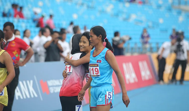 Kẻ chiến thắng và người thua cuộc...chia sẻ vì "Thể thao sống trong hòa bình". Ảnh: CTP Tay vợt bóng bàn Pov Nuth của Campuchia đánh bại tay vợt Singapore ở đơn nam hạng thương tật T4. Ảnh: CTP Thủ tướng Hun Sen đã chính thức thông báo sau khi ASEAN Para Games kết thúc ngày 9-6, làng VĐV bên cạnh tổ hợp Morodok sẽ được rao bán làm căn hộ chung cư. Campuchia sẽ xây dựng tổ hợp khác trong tương lai. Ảnh: CTP