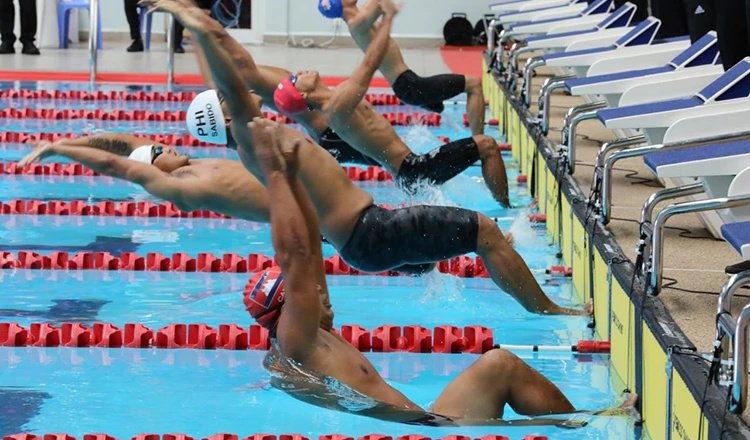 Các kình ngư tung người ở một nội dung bơi lội tại tổ hợp Morodok, bơi lội và điền kinh là những nội dung chiếm nhiều huy chương nhất của đại hội. Ảnh: CTP Bóng chuyền tại ASEAN Para Games này có hai thể loại thi đấu gồm "bóng chuyền ngồi (ảnh) và bóng chuyền xe lăn. Ảnh: CTP Kẻ chiến thắng và người thua cuộc...chia sẻ vì "Thể thao sống trong hòa bình". Ảnh: CTP Tay vợt bóng bàn Pov Nuth của Campuchia đánh bại tay vợt Singapore ở đơn nam hạng thương tật T4. Ảnh: CTP Thủ tướng Hun Sen đã chính thức thông báo sau khi ASEAN Para Games kết thúc ngày 9-6, làng VĐV bên cạnh tổ hợp Morodok sẽ được rao bán làm căn hộ chung cư. Campuchia sẽ xây dựng tổ hợp khác trong tương lai. Ảnh: CTP