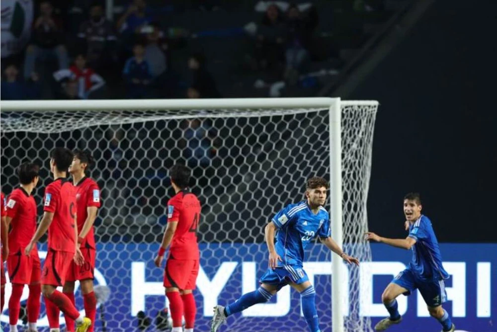 Simone Pafundi ấn định tỉ số 2-1 cho Ý ở phút 86, đưa Ý vào chung kết. Ảnh: AFC